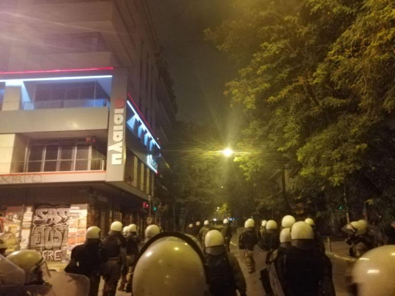 Εξάρχεια : Ηλεκτρισμένη η ατμόσφαιρα – Σε θέσεις μάχης ΜΑΤ και αντιεξουσιαστές