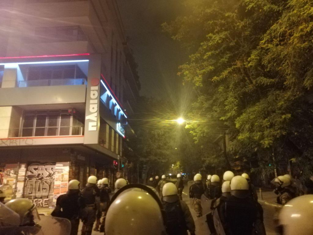 Εξάρχεια : Ηλεκτρισμένη η ατμόσφαιρα – Σε θέσεις μάχης ΜΑΤ και αντιεξουσιαστές