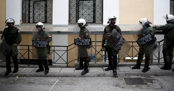 Ένταση στην Ευελπίδων – Κατά την μεταγωγή συλληφθέντων από τα χτεσινά επεισόδια