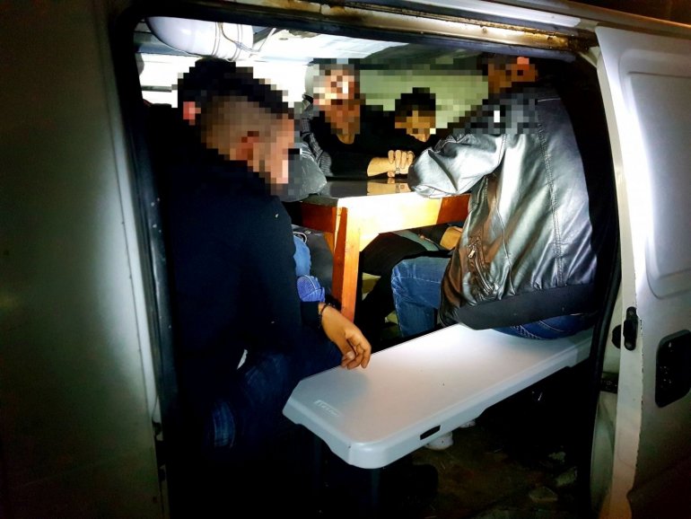 Χίος : Έλληνας διακινητής έκρυβε πρόσφυγες στο όχημά του