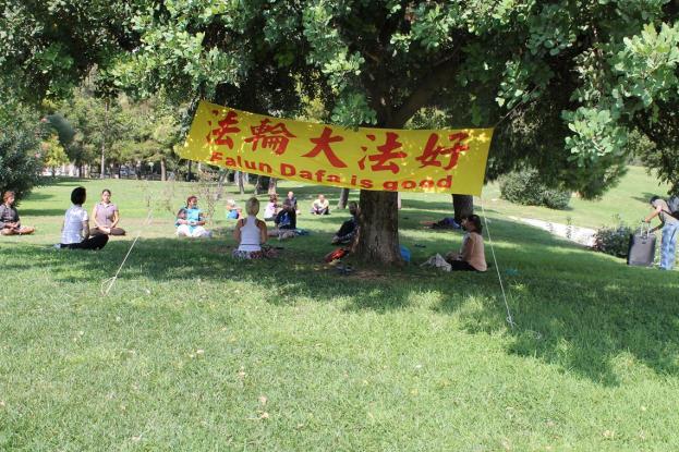 Προσήγαγαν 4 άτομα επειδή έκαναν άσκηση διαλογισμού στο πάρκο Ελευθερίας