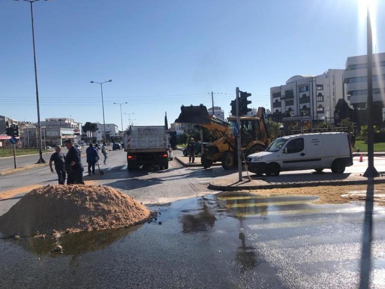 Μποτιλιάρισμα στη Βουλιαγμένης εξαιτίας διαρροής… ελαιόλαδου από φορτηγό [Εικόνες]