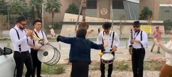 Πήρε διαζύγιο μετά από 3,5 χρόνια και έστησε γλέντι έξω από το δικαστήριο