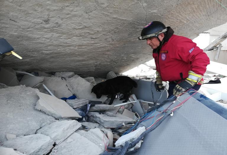 Σεισμός στην Αλβανία : Συγκλονιστική μαρτυρία έλληνα διασώστη