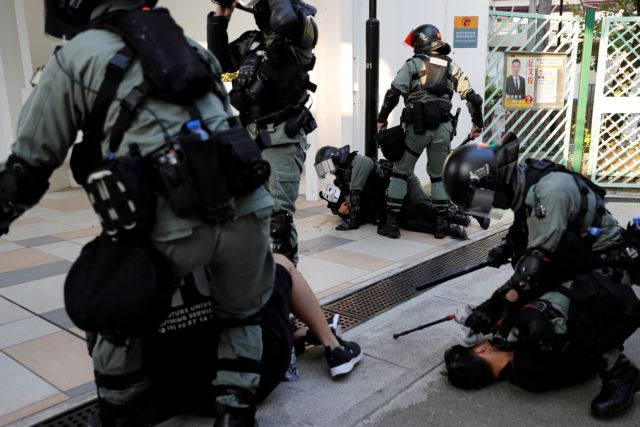 Αστυνομικοί «άνοιξαν πυρ» κατά των διαδηλωτών στο Χονγκ Κονγκ