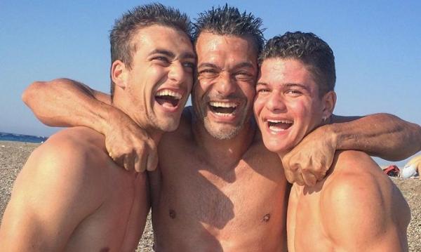 Στέλιος Κρητικός: Η παλιά φωτογραφία με τους γιους του