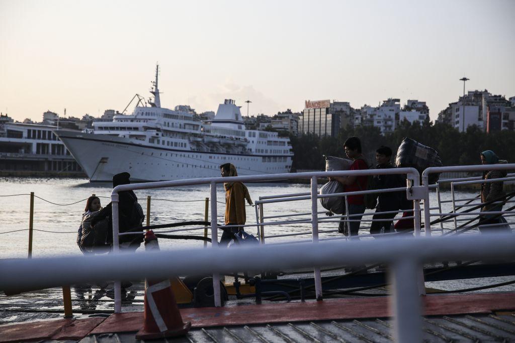 Αποσυμφόρηση των νησιών : Στο λιμάνι του Πειραιά πρόσφυγες