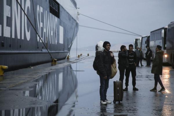 Αποσυμφόρηση νησιών : Άφιξη προσφύγων στον Πειραιά