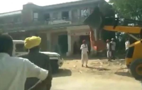 Απίστευτο βίντεο : Ηλικιωμένη σταματά… με τα χέρια μπουλντόζα που θα κατεδάφιζε το χωριό της