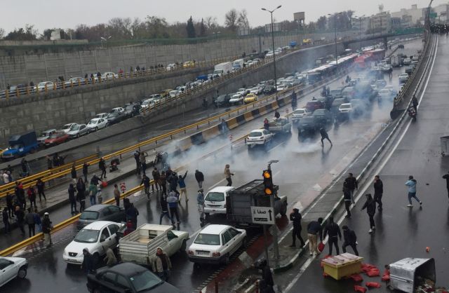 Ιράν : Δύο νεκροί στις διαδηλώσεις για την αύξηση της τιμής στη βενζίνη