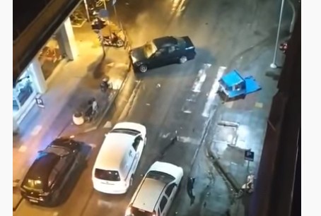 Βίντεο: Χτύπησε σταθμευμένα ΙΧ, έπεσε σε κάδο, παράτησε το αυτοκίνητο του και… έφυγε