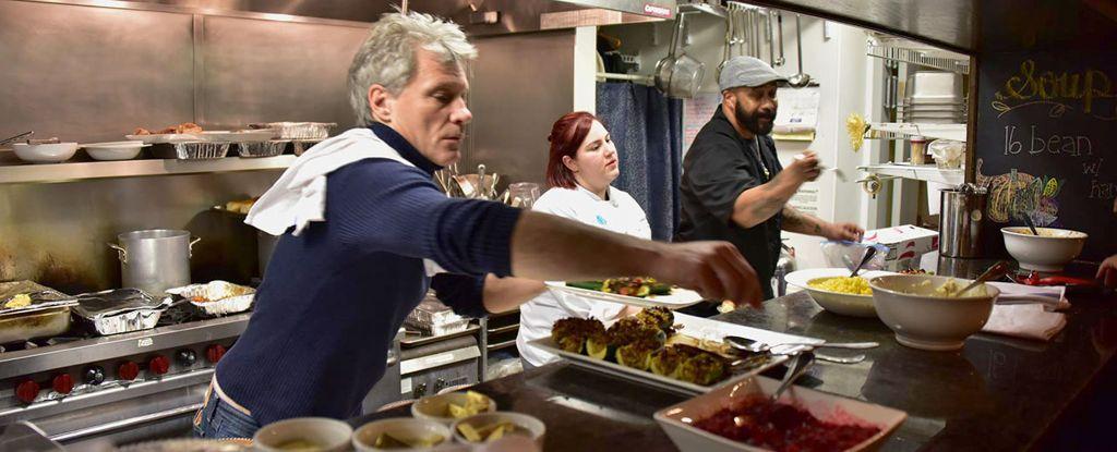 Jon Bon Jovi : Παρέχει δωρεάν γεύματα σε όσους έχουν ανάγκη