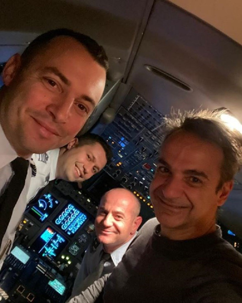 Το «ευχαριστώ» του Μητσοτάκη στους πιλότους και η selfie στο πιλοτήριο