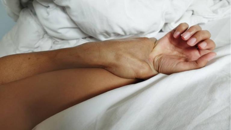 Πορνοστάρ ψάχνει σύντροφο και ζητά να της στείλουν μηνύματα