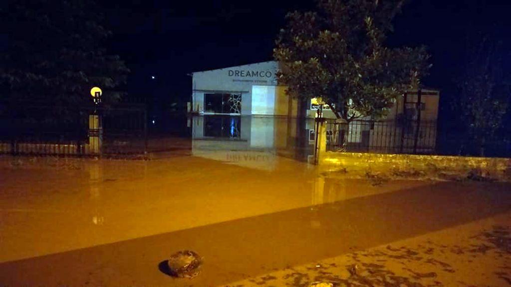 Κακοκαιρία : «Πνίγηκαν» και στην Καβάλα – Επιχείρηση μεταφοράς δύο παιδιών