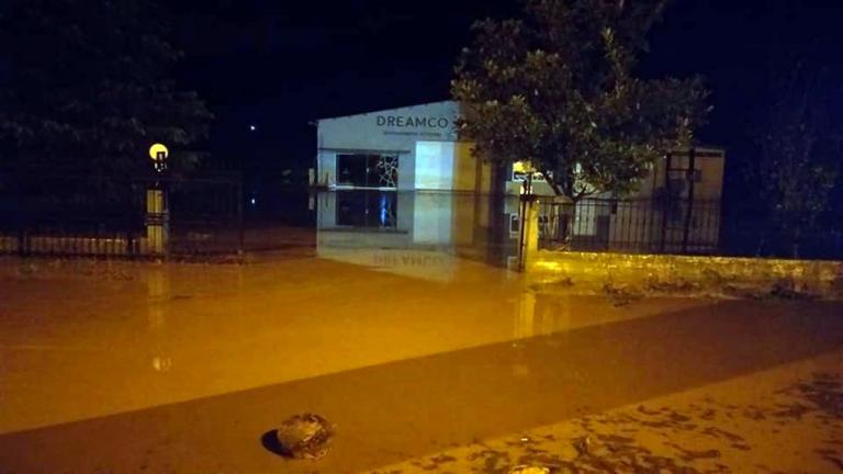 Κακοκαιρία : «Πνίγηκαν» και στην Καβάλα – Επιχείρηση μεταφοράς δύο παιδιών