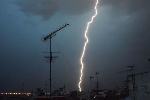 Πάνω από 8.300 κεραυνοί μέσα σε λίγες ώρες – Βελτιώνεται ο καιρός την Τρίτη