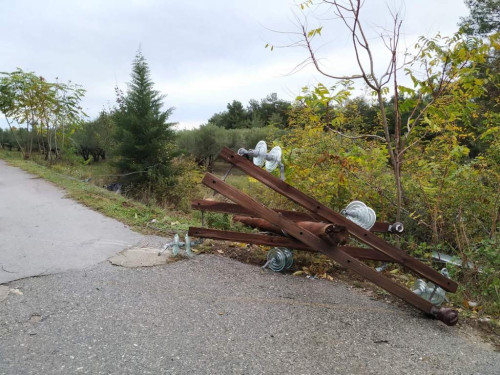 Βέροια : Πριόνισαν κολόνες της ΔΕΗ που έδιναν ρεύμα σε προσφυγικό καταυλισμό