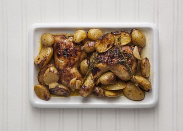 Κοτόπουλο στο φούρνο με πορτοκάλι και δεντρολίβανο