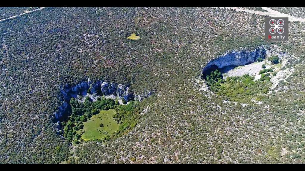 Αργολίδα : Εντυπωσιακές εικόνες από τους γιγαντιαίους κρατήρες – Γιατί διχάζουν ακόμη τους επιστήμονες