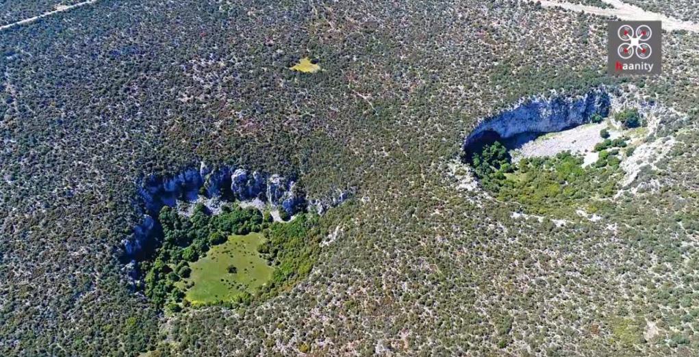 Αργολίδα : Εντυπωσιακές εικόνες από τους γιγαντιαίους κρατήρες – Γιατί διχάζουν ακόμη τους επιστήμονες