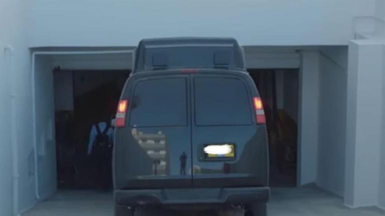 Κατασκοπευτικό θρίλερ με το μαύρο βαν που έκανε παρακολουθήσεις