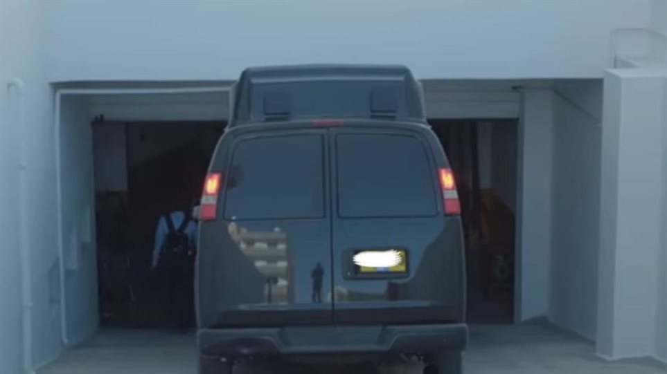 Κατασκοπευτικό θρίλερ με το μαύρο βαν που έκανε παρακολουθήσεις