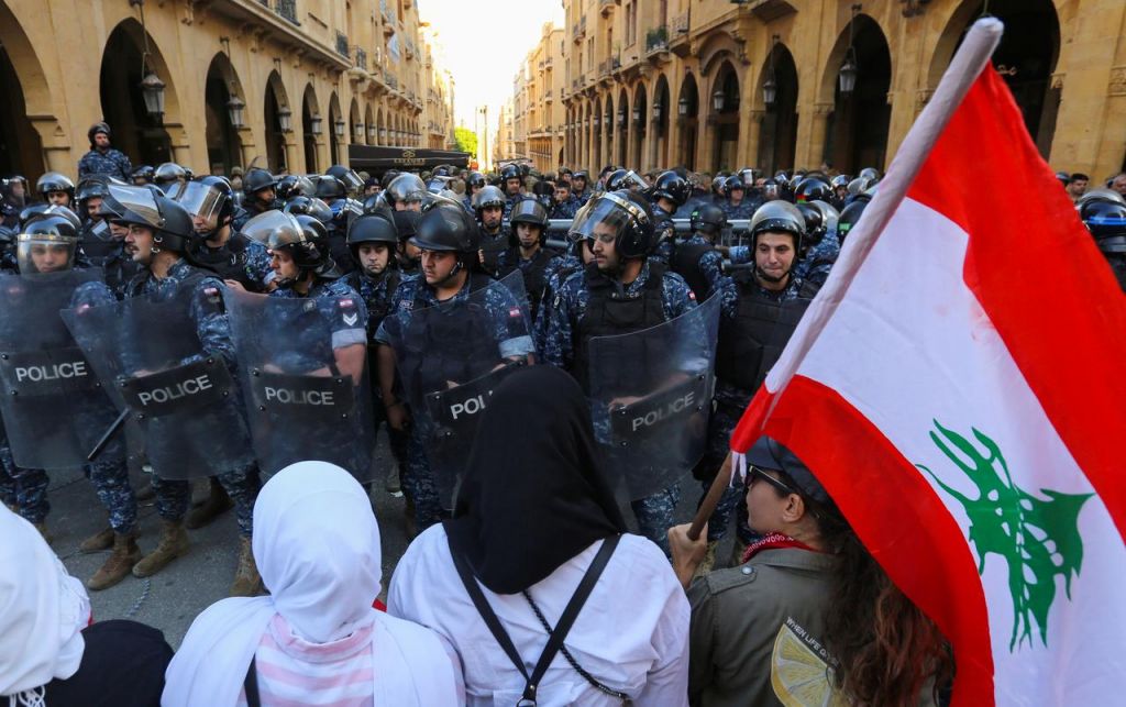 Λίβανος : Ένταση και μικροσυμπλοκές μεταξύ αστυνομίας και διαδηλωτών στη Βηρυτό