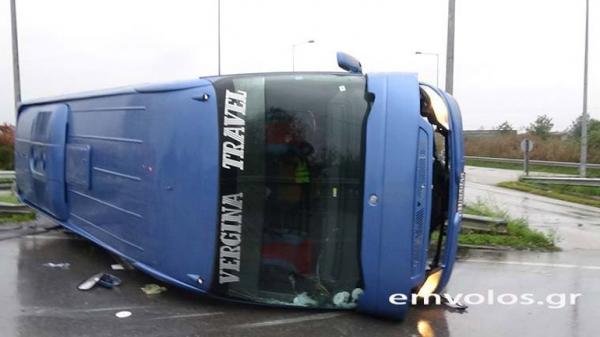 Ανετράπη τουριστικό λεωφορείο στη Βέροια [Εικόνες]
