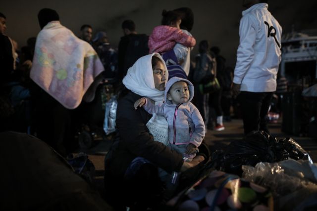 Στο λιμάνι του Πειραιά έφτασαν δεκάδες πρόσφυγες από Λέσβο και Χίο