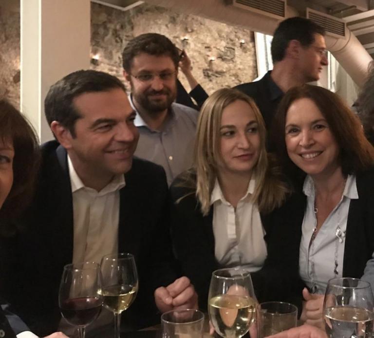 Ο Αλέξης Τσίπρας μπαρότσαρκα με βουλευτές του ΣΥΡΙΖΑ στου Ψυρρή
