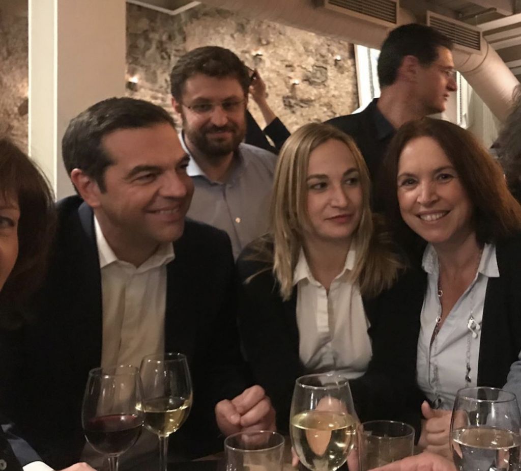 Ο Αλέξης Τσίπρας μπαρότσαρκα με βουλευτές του ΣΥΡΙΖΑ στου Ψυρρή