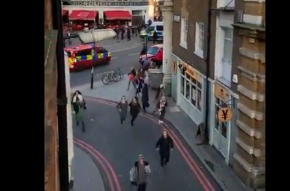 Λονδίνο: Η στιγμή που αστυνομικοί πυροβολούν τον δράστη – Όλοι τρέχουν πανικόβλητοι, ουρλιάζοντας