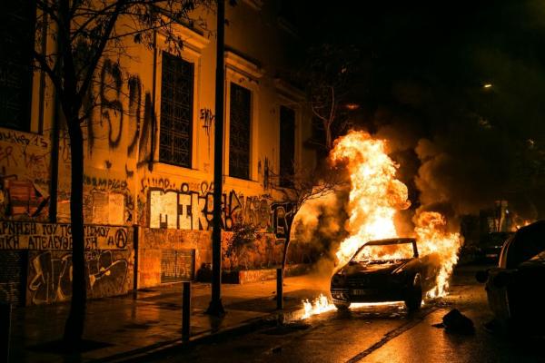 Περιστέρι : Εμπρηστική επίθεση με γκαζάκια «ξεσήκωσε» τους κάτοικους