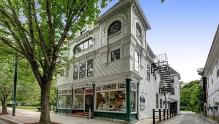 Πωλείται κτίριο που φιγουράρει σε πασίγνωστο πίνακα