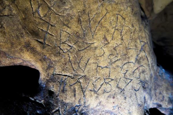 Το σπήλαιο με τα μυστηριώδη «σημάδια των μαγισσών» στην Αγγλία αποκαλύπτεται