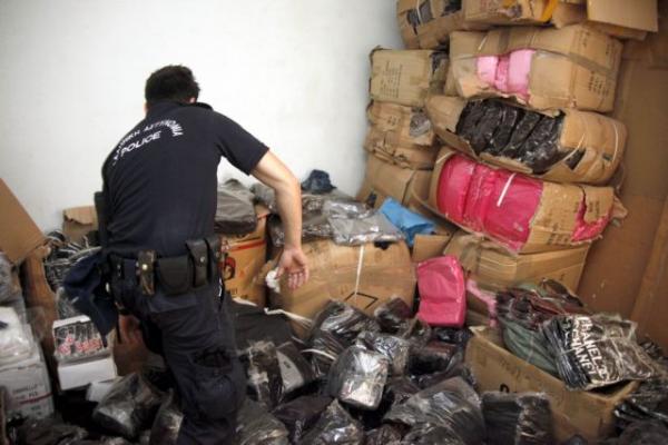 Παρεμπόριο : Πρόστιμα 28.600 ευρώ μετά από ελέγχους – Κατασχέθηκαν «μαϊμού» τσάντες και θήκες κινητών