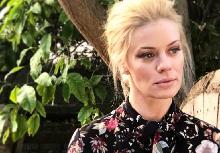 Ζέτα Μακρυπούλια : Συντετριμμένη στην κηδεία της γιαγιάς της