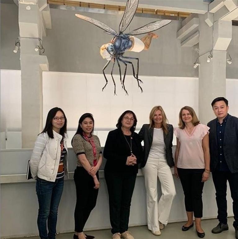 Μαρέβα Μητσοτάκη: Ξενάγηση στο Μουσείο Σύγχρονης Τέχνης της Σαγκάης