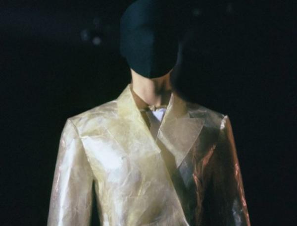 Η αποκάλυψη του πιο μυστηριώδη σχεδιαστή μόδας