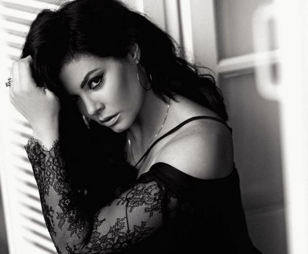 Μαρία Κορινθίου : Η γυναικάρα με τα μαύρα στα καλύτερά της