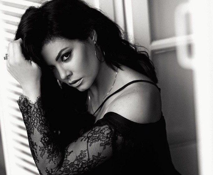 Μαρία Κορινθίου : Η γυναικάρα με τα μαύρα στα καλύτερά της