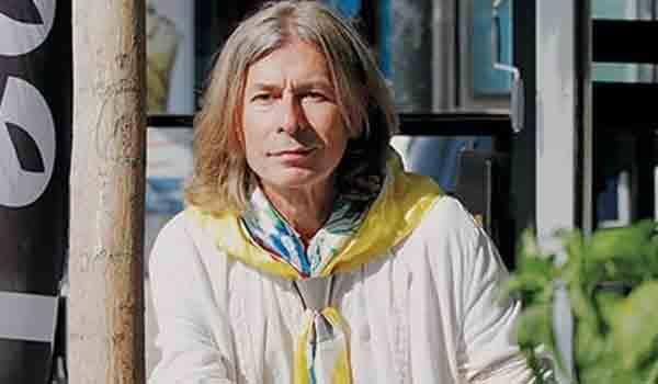 Έλληνας σχεδιαστής μιλά για τις ομοφοβικές επιθέσεις που δέχτηκε