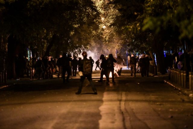 Διαρκής Ενημέρωση: Επεισόδια στα Εξάρχεια – Χημικά και ξύλο από τα ΜΑΤ