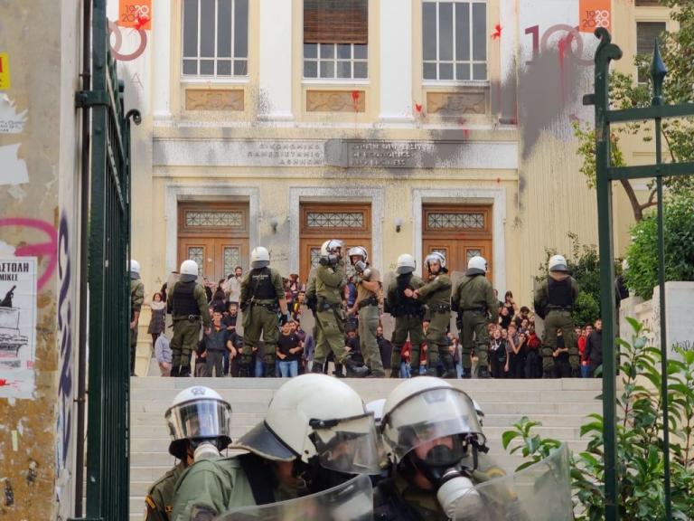 Επεισόδια στην ΑΣΟΕΕ –Ένταση και δακρυγόνα [αποκλειστικό βίντεο]