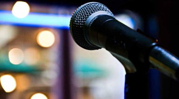 Αστυνομικός τραγουδά με καλλιτέχνη του δρόμου στο Μοναστηράκι