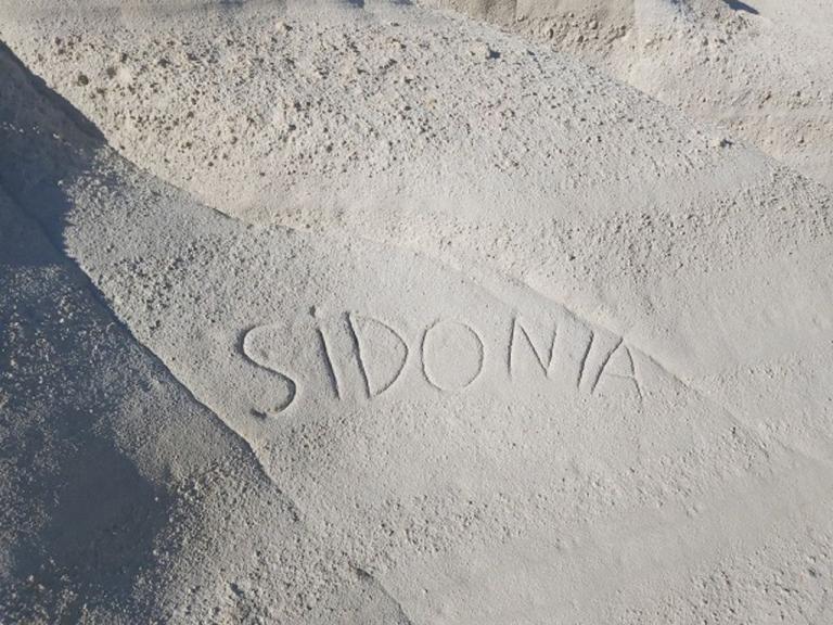 Μήλος : Καταστρέφουν το Σαρακήνικο – Σκαλίζουν την… αγάπη τους στους βράχους