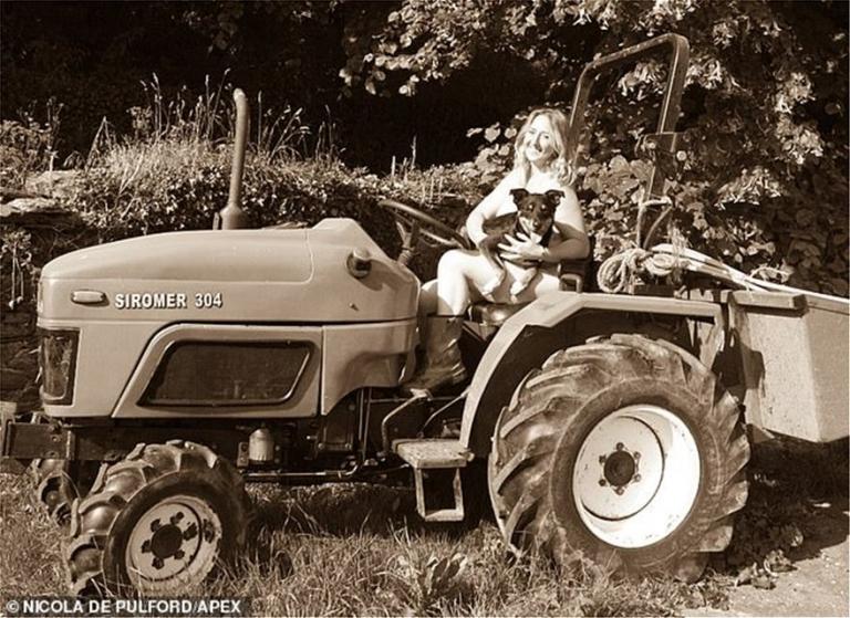 Αγρότες και αγρότισσες ποζάρουν γυμνοί σε ημερολόγιο