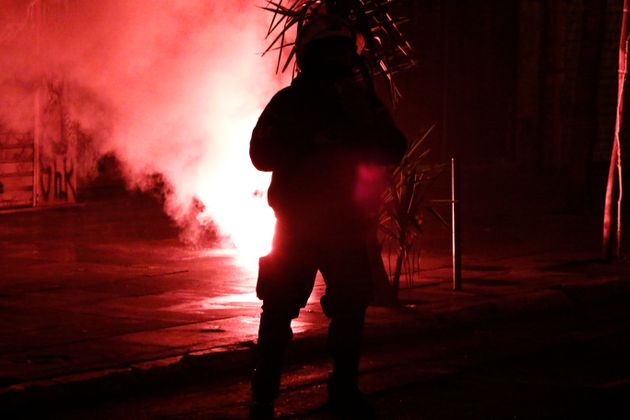 Νέα επίθεση με μολότοφ κατά των ΜΑΤ στα Εξάρχεια