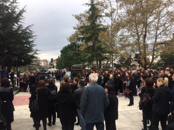 Κατερίνη : Ράγισαν καρδιές στην κηδειά της Μαρίας – Ιωάννας και της μητέρας της